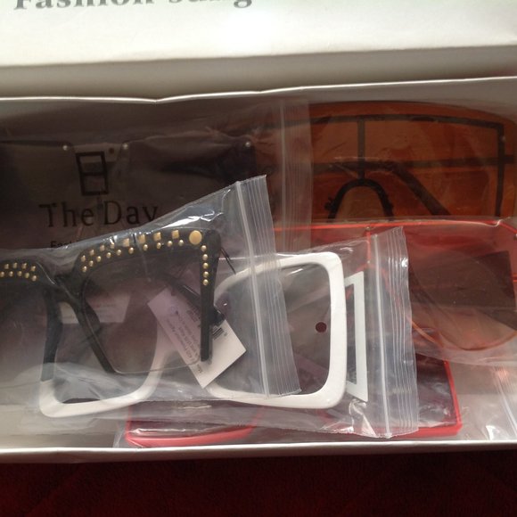 Lot of 21 Pairs of Sun Shades/ Sunglasses - Picture 6 of 12